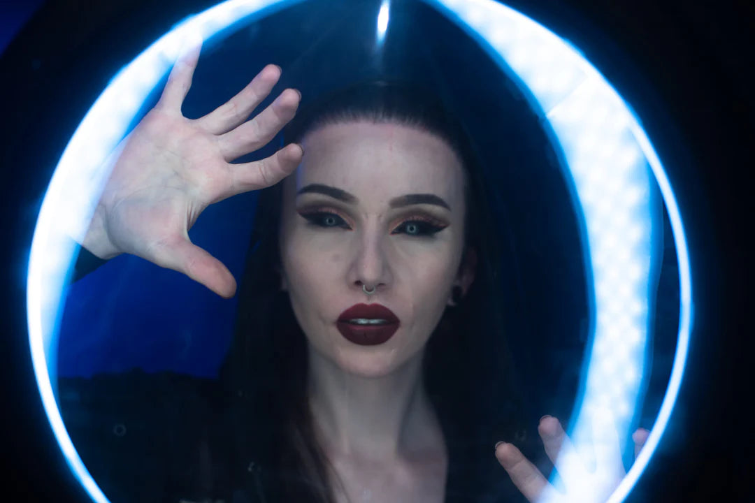 The Blade Artist. Yayo interviews the divine Veronica Carol Blades.